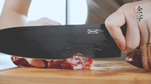 食材統(tǒng)統(tǒng)切成片，待用。