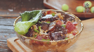 期間用開水燙熟青菜，煎好荷包蛋~ （懶人可忽略此步）