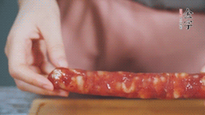 金字火腿肉香腸切成片狀。