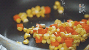 胡蘿卜、玉米洗凈后，處理成粒，加鹽簡單炒制。