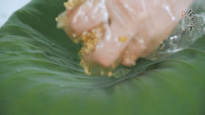 將食材混合好鋪到新鮮荷葉上。（可以加點水）