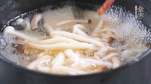 依次放火腿、豆腐，加水大火燒開，小火燉煮20分鐘，出鍋前撒上蔥花即可。