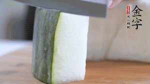 冬瓜去瓤去皮，切小塊。