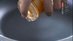 植物油入鍋，翻炒冬瓜。