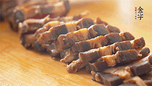 金字醬肉切片。