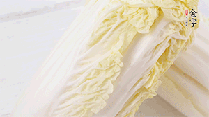 娃娃菜洗凈，對(duì)半切。