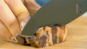 金字風(fēng)味醬肉切成片，上鍋蒸15分鐘。