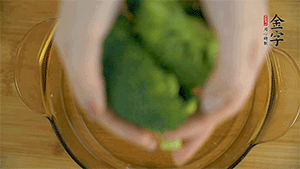 西蘭花洗凈，切成小塊汆燙，切碎。