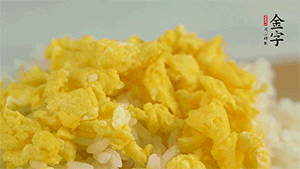 將雞蛋碎、西蘭花碎和放涼的米飯混合，用少許鹽、橄欖油調(diào)味。