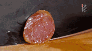 金字火腿肉香腸上鍋蒸15分鐘，切片備用。