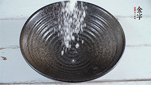 面粉加適量清水，攪拌成糊狀。