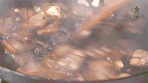 熱油下鍋，爆香蒜片。放入醬肉翻炒片刻后,下豌豆尖均勻翻炒。