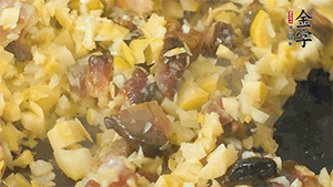 熱油起鍋，下醬肉丁炒香，再加入筍丁、適量水淀粉勾芡翻炒均勻。