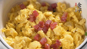 將香腸、韭菜、雞蛋攪拌均勻，可適當(dāng)加玉米油、十三香、味精調(diào)味。