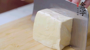 老豆腐切片，浸水備用。