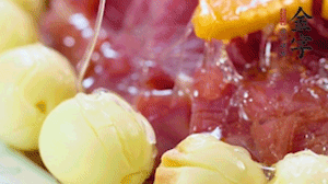 出鍋前10分鐘淋上蜂蜜，倒扣出來撒上桂花，擺上胡蘿卜裝飾即可。