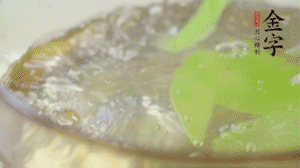 萵筍去皮切片，加鹽焯水。