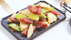 熱油下鍋，依次下金字香腸、萵筍、冬筍，均勻翻炒。