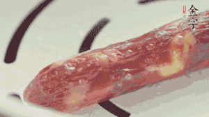 香腸蒸至半熟切片，筍切丁備用。