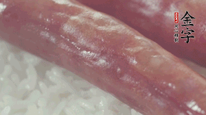 關(guān)上蓋子，煮到米飯露出時(shí)。