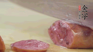 拿出香腸和臘肉，切成片后重新鋪入。