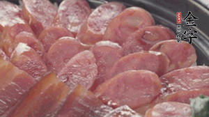 沿著米飯邊淋一圈玉米油，擺上小青菜，淋上醬油和湯調(diào)成的醬汁，撒上辣椒粒、香蔥末即可。