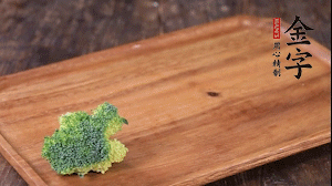 西蘭花清洗后，切成小塊焯水。