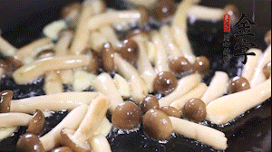 熱油下鍋煸香蒜末，依次加蟹味菇、香腸、西蘭花均勻翻炒，放適量水燜煮3分鐘。