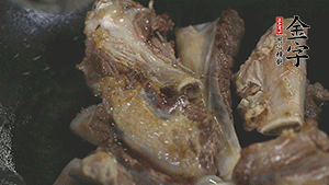 加入白蘿卜、料酒、水、火腿煮40分鐘。