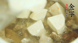 加入適量清水、黃酒燉開后，小火煮1小時即可。