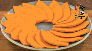 秋葵、南瓜交叉擺在盤中，然后香腸片置于上面，擺成花環(huán)狀。