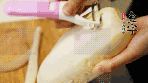 蘿卜去皮，切成絲。（如果用擦菜板，不能選擦成太碎的）