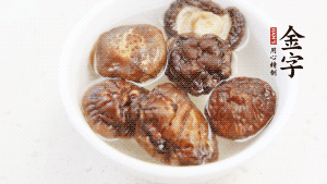 鍋加熱至7成，放蘿卜絲煸炒，加3粒冰糖翻炒至透明，盛出備用。