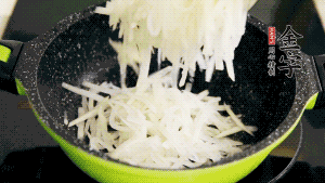 鍋加油至5成熱，放香腸粒、臘肉粒翻炒，等脂肪變透明后，加香菇、瑤柱、蝦米，放適量冰糖、胡椒粉、鹽炒至香味溢出。