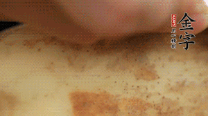 金字香腸切片，藕去皮切薄片備用。