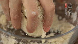 揉勻成光滑的面團(tuán)后，醒發(fā)半小時。