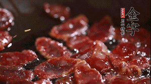 鍋中油7成熱時(shí)，香腸片翻炒均勻，然后依順序加胡蘿卜絲、小青菜、面條。