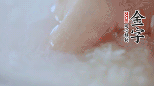 砂鍋內(nèi)壁涂抹一層食用油，將洗凈后的大米放入，米與水比例為1：1.5。