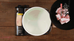 鮮肉冷水下鍋，加姜片焯水3分鐘。