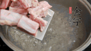 剁成塊狀的排骨洗凈，放入沸騰的鍋中，加姜片汆燙，2分鐘后撈出備用。