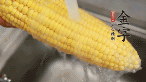 蓮藕切塊、玉米切段、荸薺削皮。