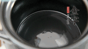 依次把排骨、玉米、蓮藕、荸薺放入砂鍋中。（根據(jù)食材的難易熟度放置，難熟的放下面，其他湯品也是一樣。）