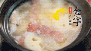 出鍋前加適量鹽調(diào)味，撒香菜點(diǎn)綴就可以啦。