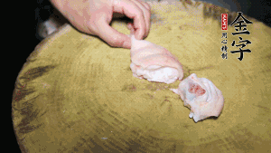 新鮮豬蹄切成塊狀，冷水入鍋，加姜片、黃酒汆燙3分鐘，出鍋后洗凈。（要先將豬蹄的蹄甲和毛處理干凈，如果有毛扎扎的感覺(jué)，非常影響口感。大火燒開(kāi)后，撇去血沫，要多撇幾遍至干凈，這樣才可使湯色更鮮亮、清淡不油膩。）