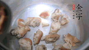 煎至兩面略金黃時，加適量熱水燉至奶白。