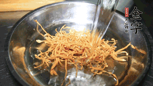 蟲草花用涼水浸泡10分鐘，干香菇溫水泡發(fā)至軟去蒂備用。蓮子、紅棗也可一同清洗干凈。