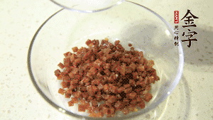 【月餅餡】2．火腿丁、白砂糖、蜂蜜攪拌腌漬2小時。