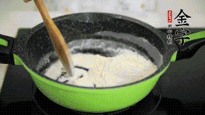 【月餅餡】3．把面粉放入干凈的炒鍋，小火加熱不斷翻炒，至呈微黃色熟透。在腌漬好的火腿丁中加熟面粉，拌勻后，加黃油拌勻揉搓成12個小球，放冰箱冷藏備用。