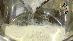 【油皮】1．將油皮材料放入料盆中，緩緩加100ml水，攪拌成雪花片狀。在案板上反復揉搓成有一定筋度的光潔面團，搓成12個團子。