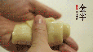 【包月餅】1．面劑兩頭向中間捏緊， 把光滑一面向下，按扁后搟成圓形面皮。餡料放在面皮中心，把餡料包緊，捏緊收口。